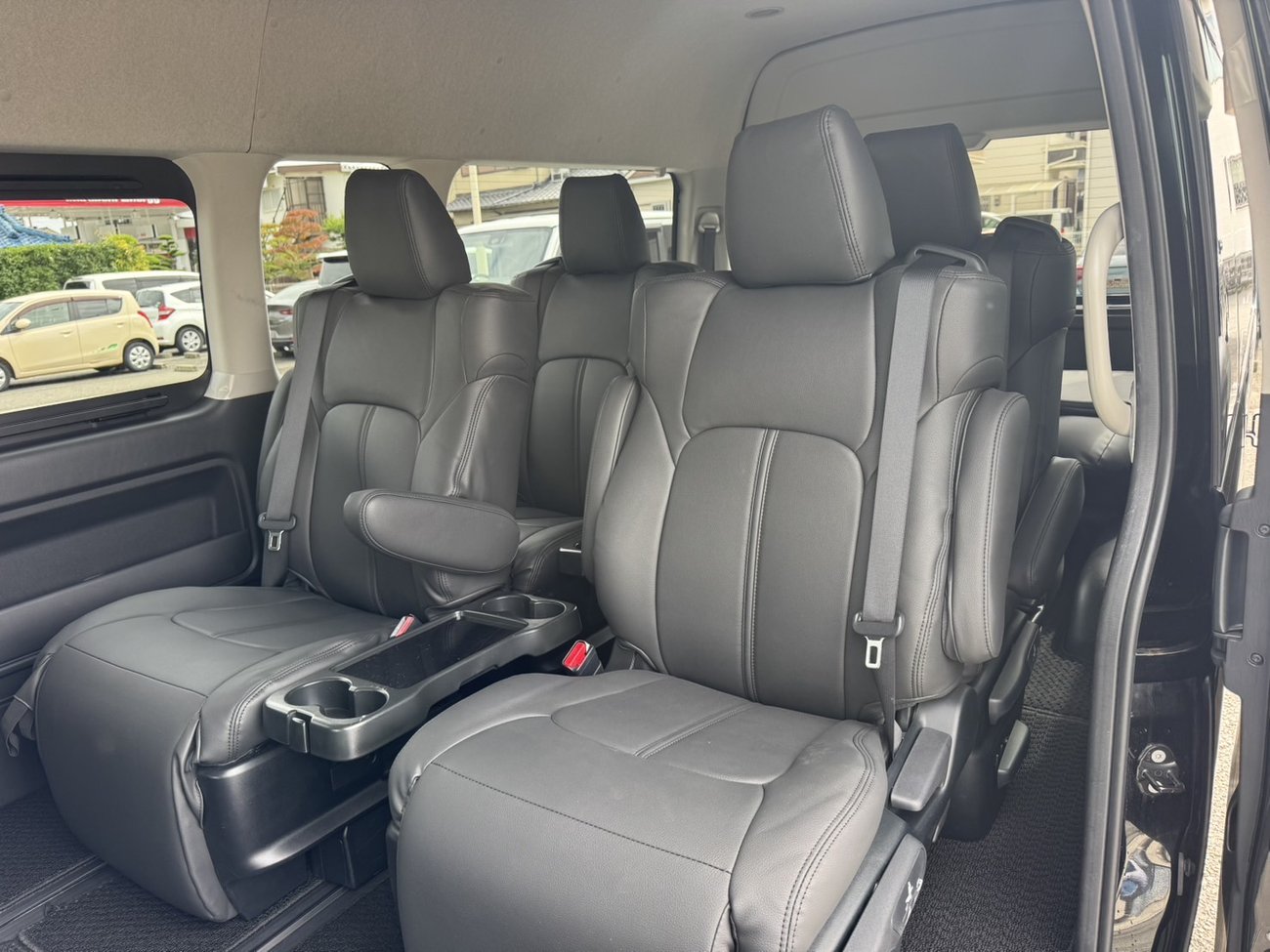 ハイエース キャプテンシートの車内